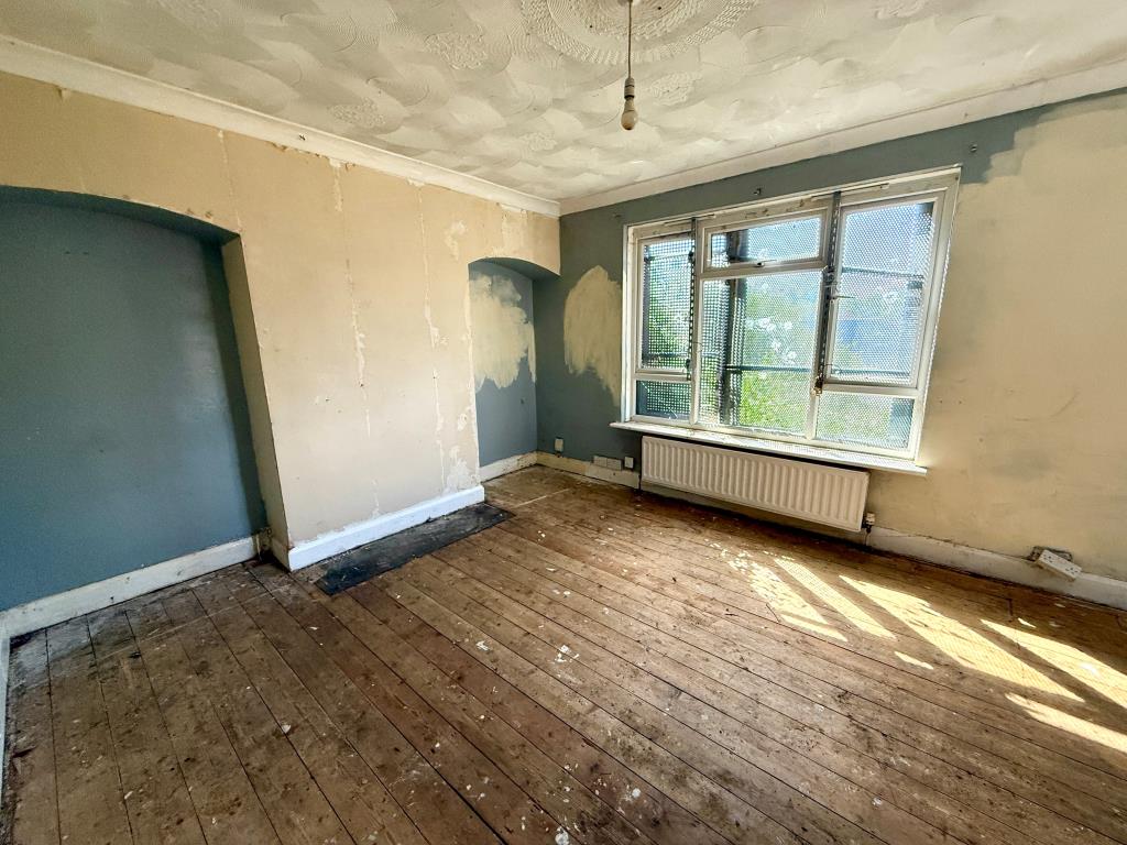 Lot: 74 - THREE-BEDROOM HOUSE FOR REFURBISHMENT - Living room